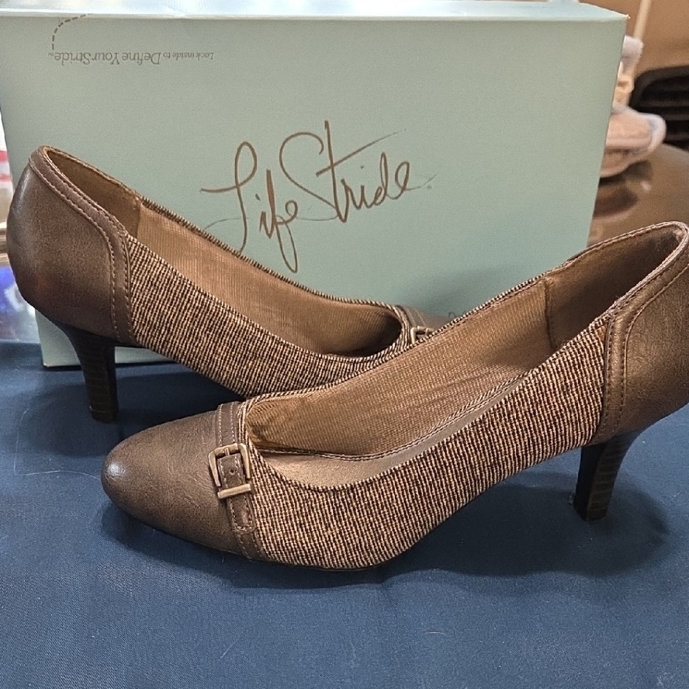 Life Stride Gray Heels Classic Pump Style